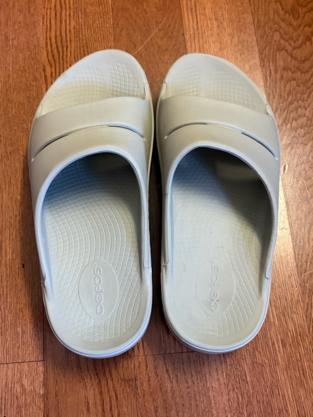 OOFOS Ooahh Light Gray Recovery Slide Sandals. Size Women’s 9, Men’s size 7 - Picture 4 of 8